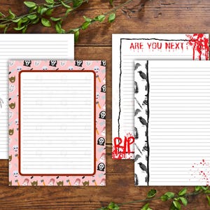 Puede incluir: Una colección de hojas de papelería con diseños temáticos de Halloween. Las hojas presentan ilustraciones de esqueletos, fantasmas, hachas y cuervos. Algunas hojas tienen las frases "ARE YOU NEXT?" y "RIP" impresas. La papelería está sobre una superficie de madera.