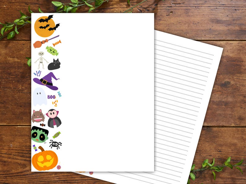 Może przedstawiać: Biały papier listowy o tematyce Halloween z dekoracyjną obw&oacute;dką z kresk&oacute;wkowymi nietoperzami, dynią, kapeluszem czarownicy, duchem i innymi upiornymi elementami. Papier w linie jest idealny do notatek lub list&oacute;w.