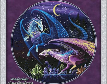 Drakar. Ädelstenarnas väktare. Korsstygnsmönster för drakar i pdf-format. Mönster med bevingad kärleksdrake och fantasimönster. Digital. Saga. NadGavr 1140