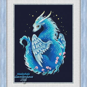 Vergeet-mij-nietje. Draak kruissteekpatroon pdf. Fantasie gevleugelde schattige blauwe draak xstitch-kaart. Digitaal. Saga. NadGavr 1150