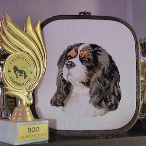Tricolor Cavalier King Charles Spaniel hund korsstygnsmönster pdf. Modern minnesgåva för husdjur, hund, mamma, pappa. Digital fil. AXS0327