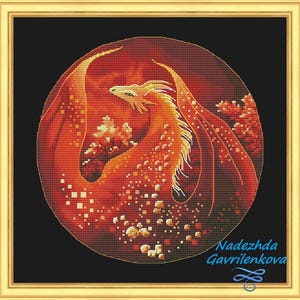 Può includere: Opera d'arte a punto croce di un drago rosso all'interno di una cornice circolare, su sfondo nero. Il drago ha accenti arancioni e gialli, con un design dettagliato e pixelato. L'opera è incorniciata in un bordo dorato. Il testo in basso a destra recita "Nadezhda Gavrilenkova".
