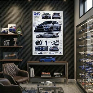 Könnte beinhalten: Ein Raum mit einer schwarzen strukturierten Wand mit einem gerahmten Poster eines 2016 Subaru WRX. Ein blaues Modellauto steht auf einem Holzregal. Ausstellungsregale halten Auto-bezogene Artikel und Modellautos in einem Glasschrank.