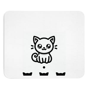 Könnte beinhalten: Weißes Mauspad mit einer schwarz-weißen Cartoon-Katzenillustration. Die Katze hat große Augen und einen eingerollten Schwanz. Unter der Katze befinden sich drei schwarze Katzensilhouetten.