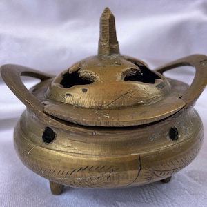Antique Brass Chinese Incense Burner Tripod Marked w/ Handles marked & lid (2.5&quot;x3&quot;)