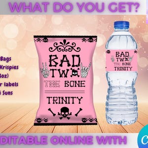 Peut inclure: Un sac de chips rose et une bouteille d'eau avec des &eacute;tiquettes assorties. Le sac de chips pr&eacute;sente un motif de t&ecirc;te de mort et d'os crois&eacute;s avec les mots "BAD TW THE BONE TRINITY". L'&eacute;tiquette de la bouteille d'eau porte le m&ecirc;me texte.
