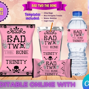 Peut inclure: Un ensemble de cadeaux rose sur le th&egrave;me du rock and roll, comprenant des sacs de chips, des Rice Krispies Treats, des bouteilles d'eau et des Capri Suns. Le texte "BAD TWO THE BONE TRINITY" est affich&eacute; avec des graphiques de cr&acirc;nes et d'os crois&eacute;s et de mains de squelette. Les mots "FAVORS BUNDLE" et "EDITABLE ONLINE WITH Canva" sont &eacute;galement visibles.