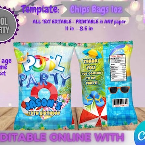 Puede incluir: Dos bolsas de patatas fritas con temática de fiesta en la piscina. Una bolsa dice "Pool Party" con una boya y "Jason's 13th Birthday". La otra bolsa dice "¡Gracias por venir a mi fiesta!" y tiene gafas de sol.
