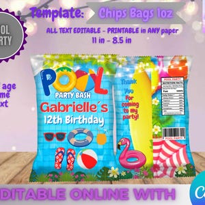 Puede incluir: Una plantilla de bolsa de patatas fritas con temática de fiesta en la piscina. El diseño incluye flotadores de piscina, gafas de sol y un flamenco. El texto en la bolsa dice "Pool Party Bash Gabrielle's 12th Birthday". La bolsa mide 27,9 cm x 21,6 cm.