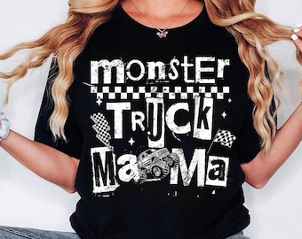 Puede incluir: Camiseta negra con la frase "Monster Truck Mama" en fuente blanca desgastada. El diseño incluye un gráfico de monster truck, banderas a cuadros y un patrón de cuadros encima de la palabra "Truck".