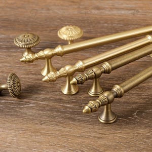 Pomelli e maniglie per mobili con rosetta, ferramenta vittoriana in ottone anticato e ottone spazzolato, maniglie per cassetti vintage decorate