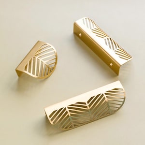 Può includere: Tre maniglie dorate per mobili con un design a forma di foglia. Le maniglie in metallo hanno una forma semicircolare con motivi traforati. Adatte per mobili e decorazioni per la casa.