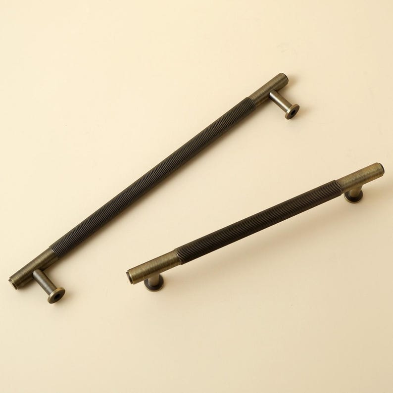 Pomelli e maniglie lineari rustici per mobili, accessori da cucina in ottone anticato, maniglie per cassetti di grandi dimensioni immagine 3