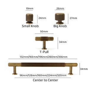 Pu&ograve; includere: Una collezione di ferramenta per armadi color ottone che include un pomello piccolo, un pomello grande, una maniglia a T e una maniglia lunga. Il pomello piccolo misura 19mm per 24mm, il grande 26mm per 27mm, la maniglia a T 50mm per 34mm e la maniglia 34mm.
