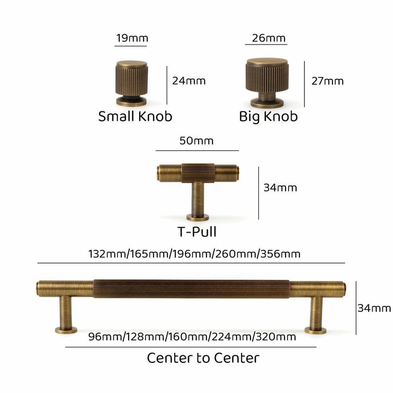 Pu&ograve; includere: Una collezione di ferramenta per armadi color ottone che include un pomello piccolo, un pomello grande, una maniglia a T e una maniglia lunga. Il pomello piccolo misura 19mm per 24mm, il grande 26mm per 27mm, la maniglia a T 50mm per 34mm e la maniglia 34mm.