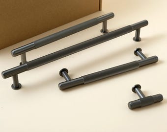 Maniglie moderne per mobili color canna di fucile, maniglie per cassetti lineari scanalate, accessori da cucina di design grigio scuro.