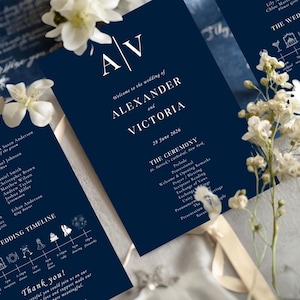 Könnte beinhalten: Marineblaue Hochzeitskarten mit weißem Text und floralen Akzenten. Die Karten zeigen die Namen "Alexander und Victoria" und das Datum "28. Juni 2026". Das Design beinhaltet eine Hochzeitsgesellschaftsliste und einen Zeitplan.