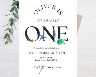 Peut inclure: Carte d'invitation blanche avec le texte "OLIVER IS O'FISH-ALLY ONE". Le design comprend une étoile de mer, des algues et une illustration de poisson. L'invitation est pour un premier anniversaire, avec la date, l'heure et le lieu.
