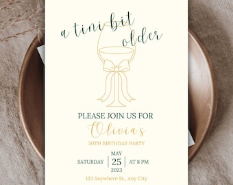 Puede incluir: Invitación de fiesta de cumpleaños color crema con texto dorado y verde y una ilustración dorada de una copa con un lazo. La invitación dice "a tini bit older" e invita a los invitados a la fiesta de cumpleaños número 30 de Olivia.