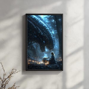 Puede incluir: Impresión artística enmarcada que representa una escena de fantasía. Una persona está sentada frente a un caldero brillante en un bosque, frente a una gran criatura oscura y escamosa. La obra de arte es predominantemente azul y negra, con reflejos dorados y blancos.