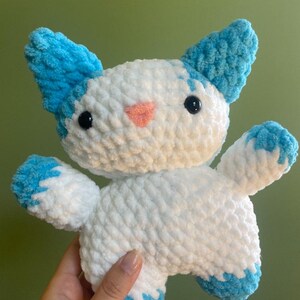 Gato de pelúcia de crochê azul e branco feito à mão!