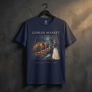 Może przedstawiać: Granatowa koszulka z krótkim rękawem z nadrukiem graficznym z tekstem GOBLIN MARKET oraz CHRISTINA ROSSETTI - 1862. Ilustracja przedstawia trzy antropomorficzne stworzenia niosące kosze z owocami obok osoby ubranej w długą białą sukienkę.
