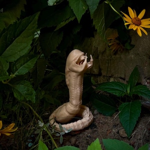 Alien Chestburster Horror Figurine | Xenomorph Baby Creature | Halloween PLA Figure | Sci-Fi Monster Prop | Alien Parasite Horror Decor
