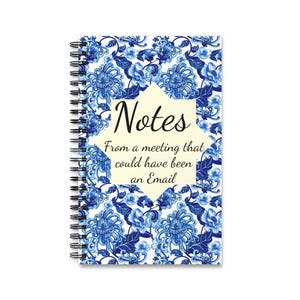 Può includere: Quaderno a spirale con motivo floreale blu e bianco. La copertina presenta il testo "Notes From a meeting that could have been an Email" in nero su uno sfondo a forma di diamante color crema.