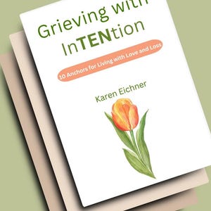 Op de afbeelding: Een boek getiteld Grieving with InTENtion: 10 Anchors for Living with Love and Loss door Karen Eichner. De witte kaft bevat een aquarelillustratie van een enkele oranje en gele tulp met groene bladeren onder de tekst.