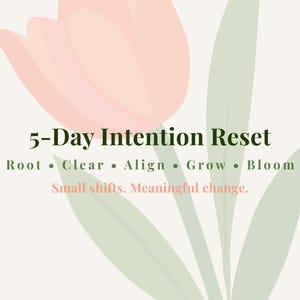 Könnte beinhalten: Digitalgrafik in Pastellfarben. Oben links befindet sich eine große, stilisierte rosa Blume mit grünen Blättern und Stielen. Der Text lautet "5-Day Intention Reset" und "Root, Clear, Align, Grow, Bloom". Darunter steht "Small shifts. Meaningful change."