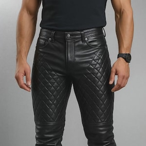 Peut inclure: Pantalon en cuir noir avec un motif matelassé en losanges sur les panneaux avant, une ceinture standard avec fermeture à bouton, des passants de ceinture et cinq poches classiques. Le pantalon présente une finition lisse sur les cuisses et le bas.