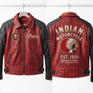 Puede incluir: Una chaqueta de cuero roja y negra con el logotipo de Indian Motorcycle en el pecho y un gráfico grande en la espalda con el texto Indian Motorcycle Est. 1901 America's First Since 1901, que incluye un tocado nativo americano detallado.