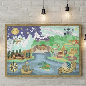 Puede incluir: Ilustración de mapa enmarcado y colorido con temática de fantasía. El mapa presenta un barco, una brújula y varios paisajes, incluyendo montañas, bosques y edificios. La obra de arte se exhibe en una pared de ladrillo, iluminada por bombillas colgantes.