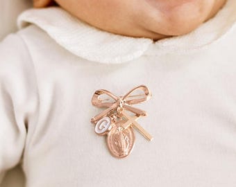Broche personalizado de la Virgen María con lazo y cruz, broche con inicial personalizada, broche con cochecito, regalo de bautismo y primera comunión.