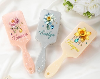 Peine de masaje antiestático con diseño de flor de cumpleaños personalizado, con nombre personalizado, perfecto como regalo de dama de honor, de cumpleaños o para el Día de la Madre.