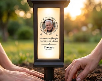 Personalisiertes Erinnerungs-Solarlicht mit Foto, benutzerdefiniertem Namen und Jahr, Erinnerungslaterne im Freien für den Verlust von Mutter, ein Jahrestags-Gedenkgeschenk