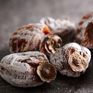 Sonnengetrocknete türkische Persimmons: Natürliches Hoshigaki, süß und zäh