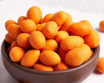 Handgemaakte knapperige gecoate pinda's: gastronomische pittige snack