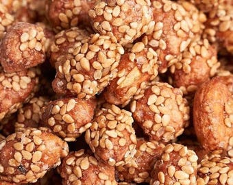Met honing gecoate pinda's: knapperige veganistische gastronomische snack