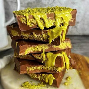 Pistachio Kunafeh Chocolate Bar: Authentic Dubai Gourmet Treat
