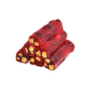 K&ouml;nnte beinhalten: Ein Stapel von sechs St&uuml;cken t&uuml;rkischen Honigs, einer traditionellen S&uuml;&szlig;ware. Die S&uuml;&szlig;igkeit hat eine leuchtend rote Farbe, mit sichtbaren Pistazien. Die St&uuml;cke sind auf wei&szlig;em Hintergrund gestapelt.