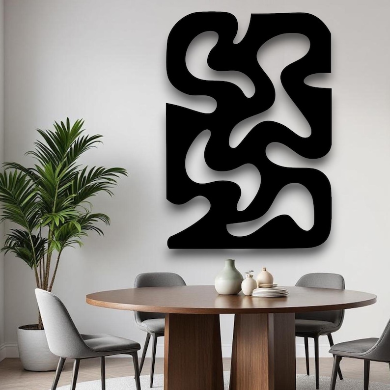 K&ouml;nnte beinhalten: Ein gro&szlig;es, schwarzes, rechteckiges Wandkunstobjekt mit einem durchgehenden, flie&szlig;enden, abstrakten Ausschnittdesign aus miteinander verbundenen, geschwungenen, organischen Formen, die im gesamten Objekt Negativraum erzeugen.
