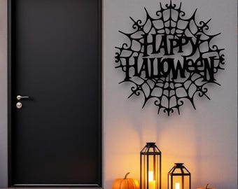 Puede incluir: Decoración de Halloween de metal negro con las palabras "HAPPY HALLOWEEN" en un diseño de telaraña. La decoración está montada en una pared gris claro junto a una puerta negra. Dos linternas encendidas y calabazas están en el suelo.