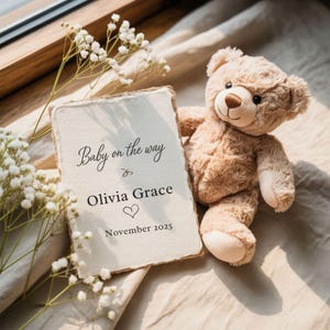 Bearbeitbare Babymitteilung - 'Baby On The Way' - Neutrale Flatlay Digital Schwangerschaft offenbaren - Teddybär Canva Vorlage - Olivia Grace