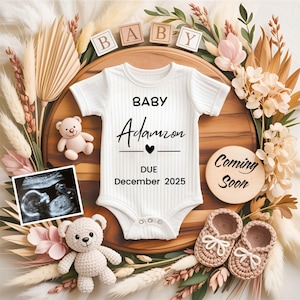 Puede incluir: Un body de bebé blanco con el nombre "Adamzon" y "Due December 2025" impreso, rodeado de decoraciones temáticas de bebé. Incluye una ecografía, ositos de peluche y zapatos de bebé.