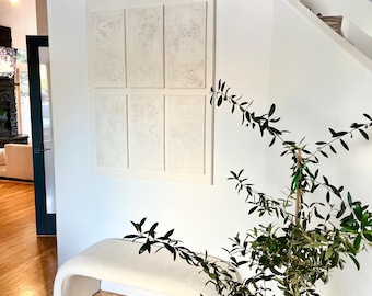 Cuadro de seis lienzos texturizados, pintura de técnica mixta con arena y yeso.