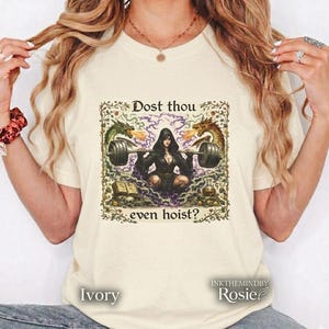 Kan je ook hijsen? T-shirt | Middeleeuwse heks gewichtheffen illustratie afbeelding 7