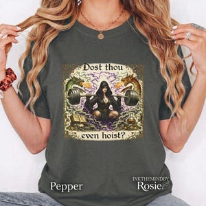 Kan je ook hijsen? T-shirt | Middeleeuwse heks gewichtheffen illustratie afbeelding 6