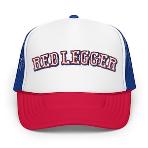 Puede incluir: Gorra de camionero blanca con un logotipo bordado en rojo y azul que dice "RED LEGGER" en la parte delantera. La gorra tiene una parte trasera de malla roja.