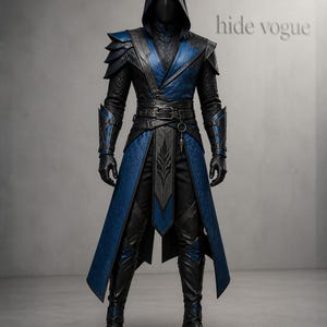 Op de afbeelding: Een zwart en blauw kostuum met een capuchon en masker, afgebeeld in een volledige lichaamsfoto. Het kostuum heeft gedetailleerde elementen zoals schouderpantser, een riem en een lange jas met blauwe accenten. De achtergrond toont de tekst "hide vogue".